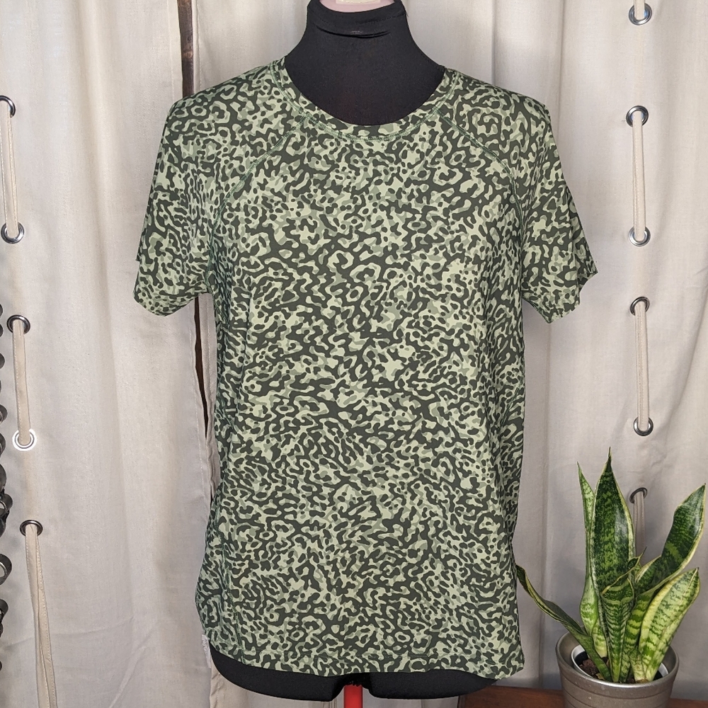 Athleta green camo short sleeve shirt Medium